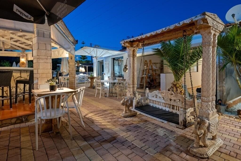 Територія Nikos Apartments 3*