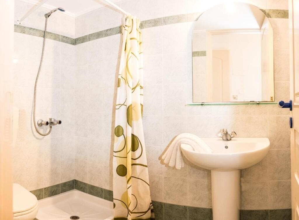 Территория Uncle George Studios & Apartments 2*