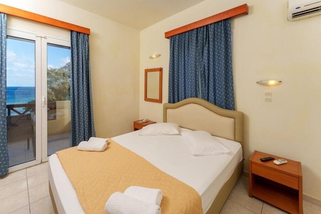 Территория Dedalos Beach Hotel 3*