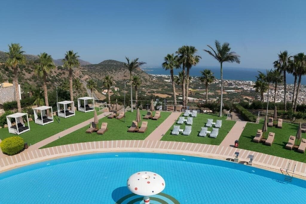 Фотографія The Noverian Scenic Hilltop Villa Resort 5*