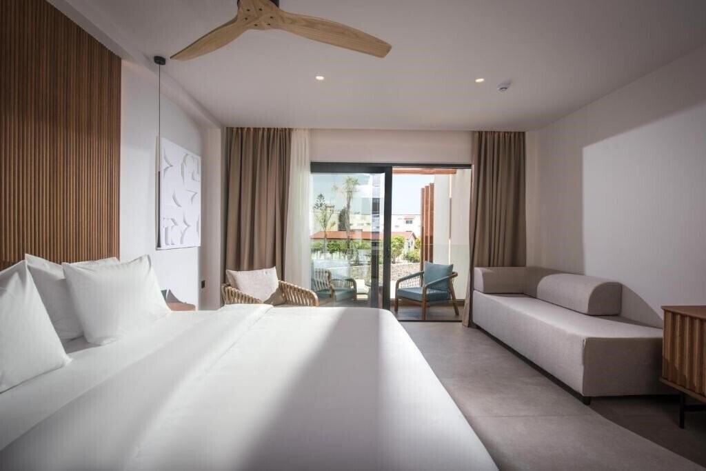 Фото Noble Hotel & Suites 5*