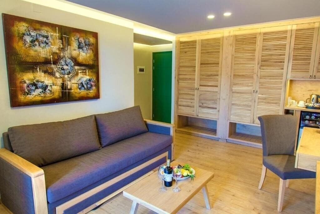 Вид Elmi Suites 4*