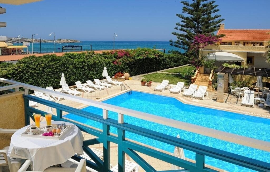 Отель Petra Beach Apartments 3*