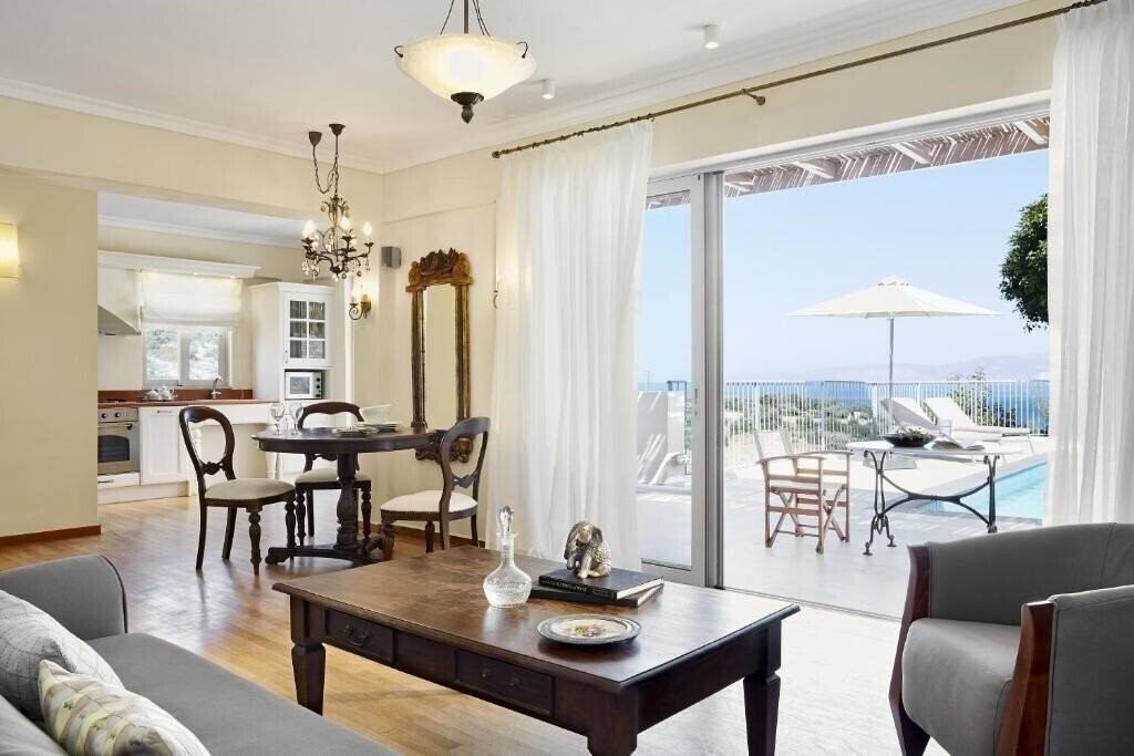 Готель Pleiades Luxurious Villas 5*