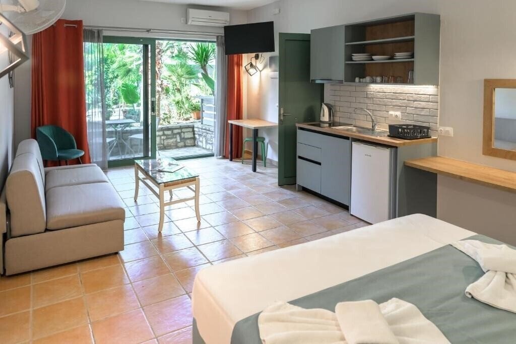 Фото Rouda Bay Beach Hotel (ex. Rouda Bay Hotel) 3*