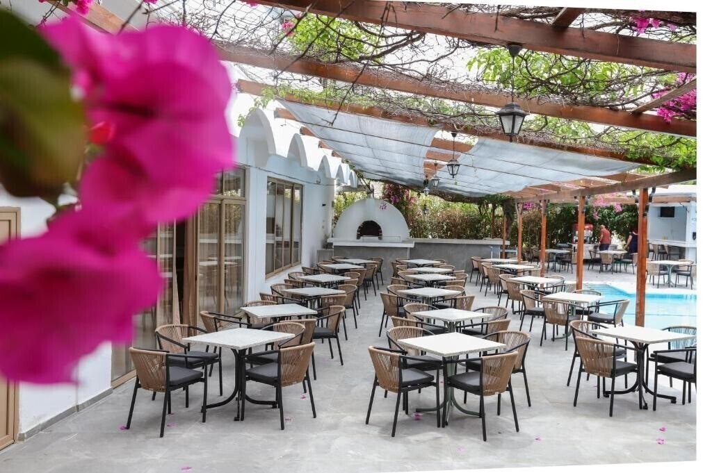 Територія Loutanis Hotel 3*