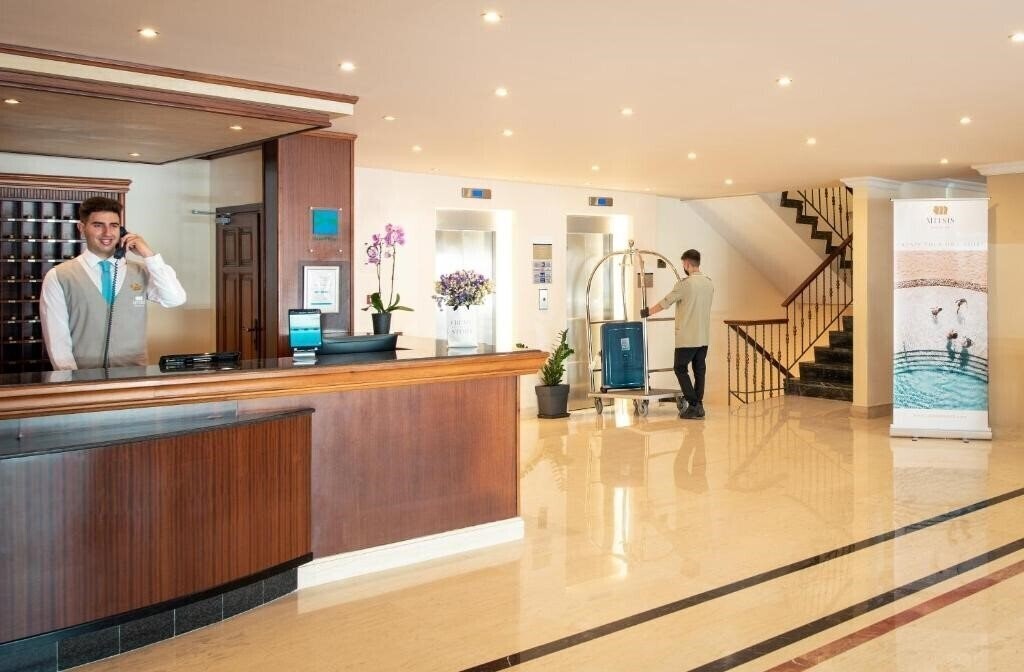 Вид Mitsis Petit Palais 4*