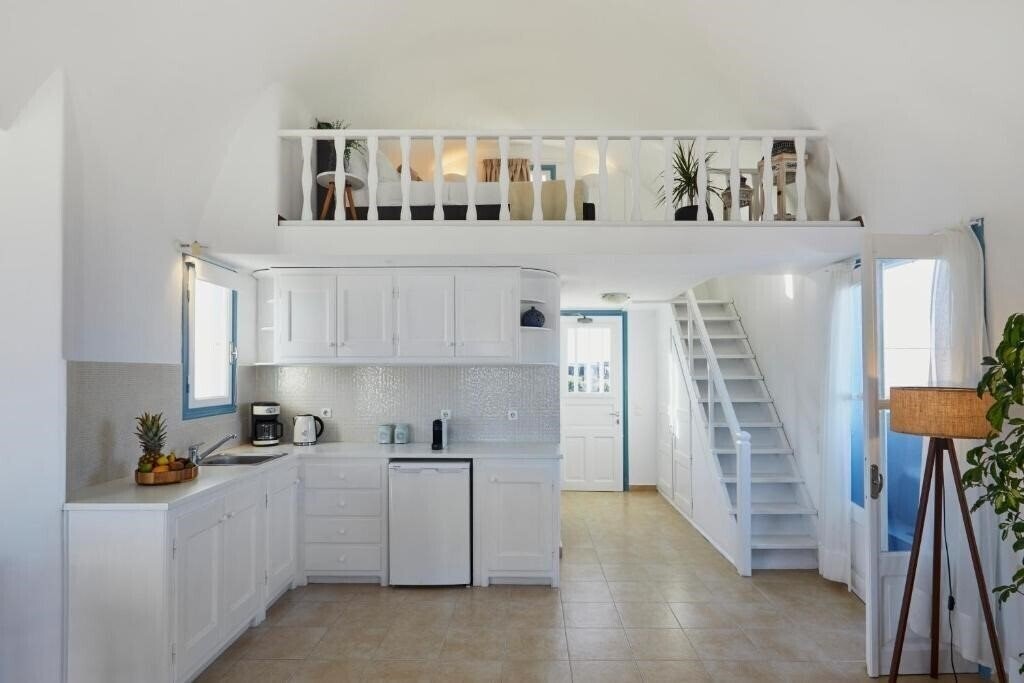 Апартаменти Athiri Santorini Family Friendly Hotel 3*