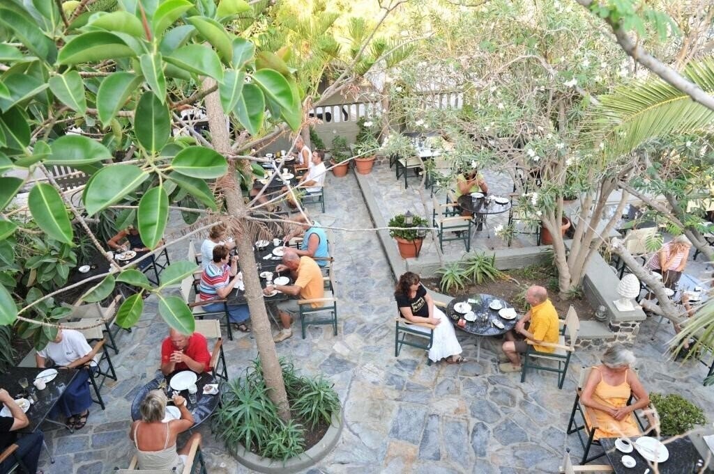 Территория Zephyros Hotel 2*