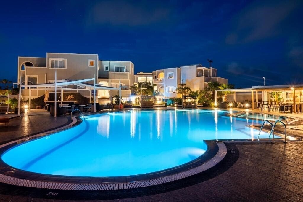 Готель Smy Santorini Suites & Villas 4*