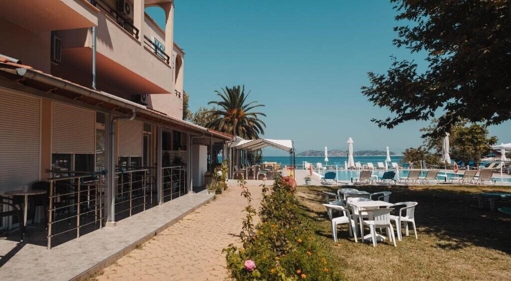 Территория Vournelis Hotel 2*