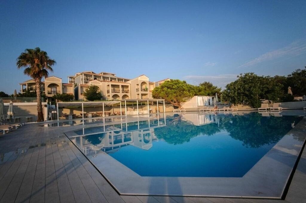 Готель The Bay Hotel & Suites 5*