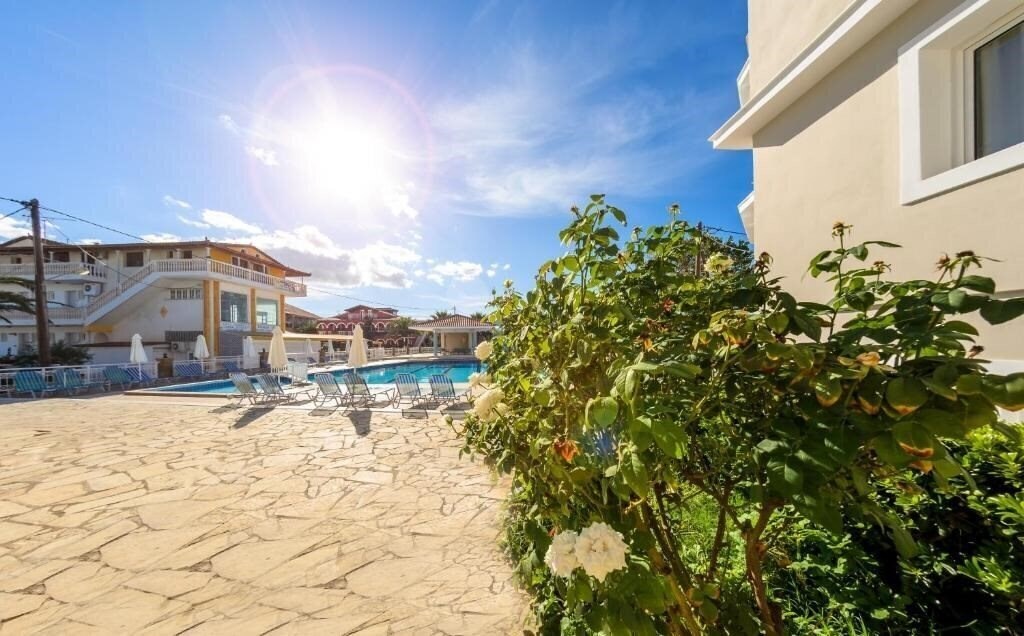 Территория Karras Aparthotel 3*