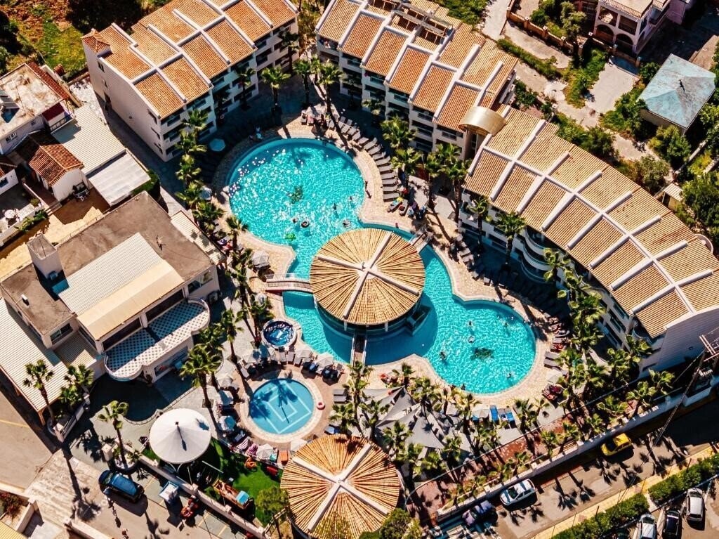 Територія Caretta Beach Resort & WaterPark 4*