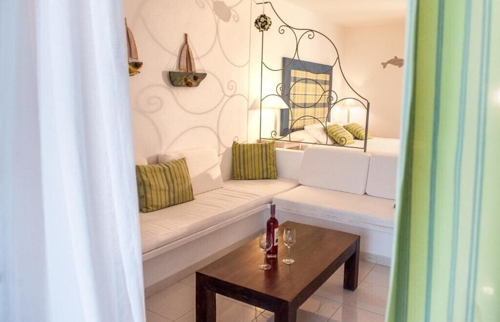 Апартаменты Gerakas Belvedere Hotel & Luxury Suites 4*