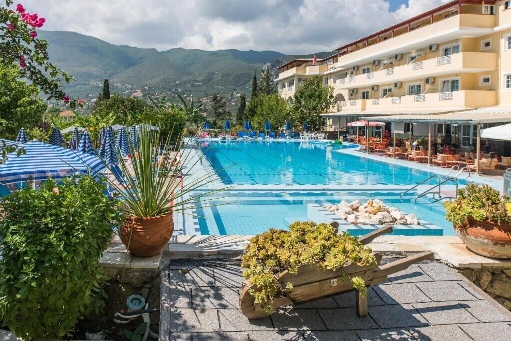 Готель Koukounaria Aparthotel & Villa 4*