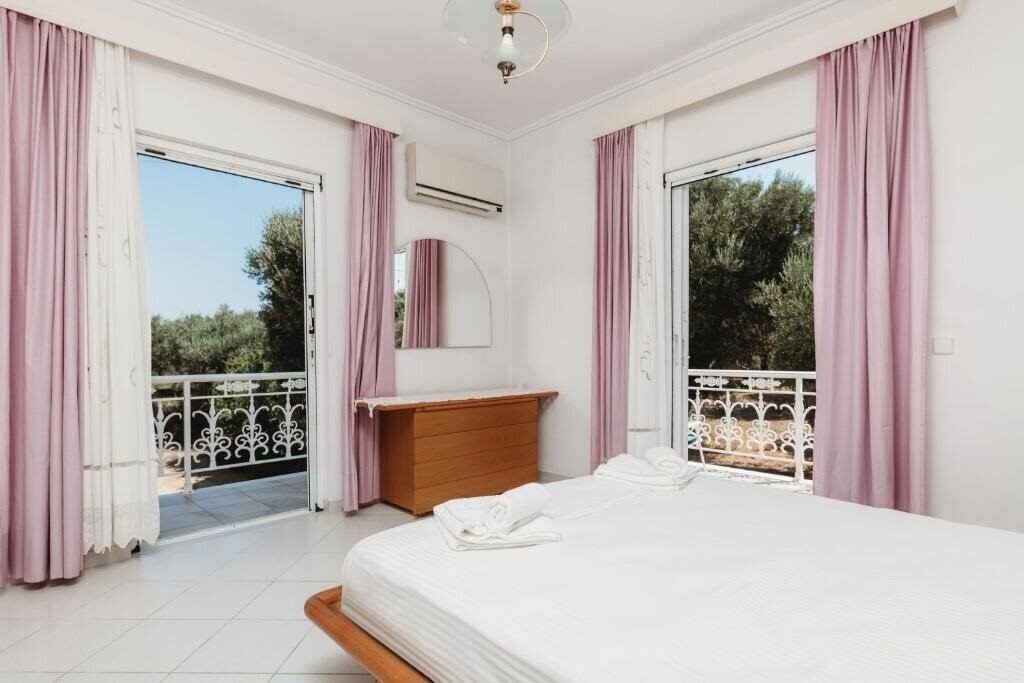 Готель Liostasi Hotel 5*