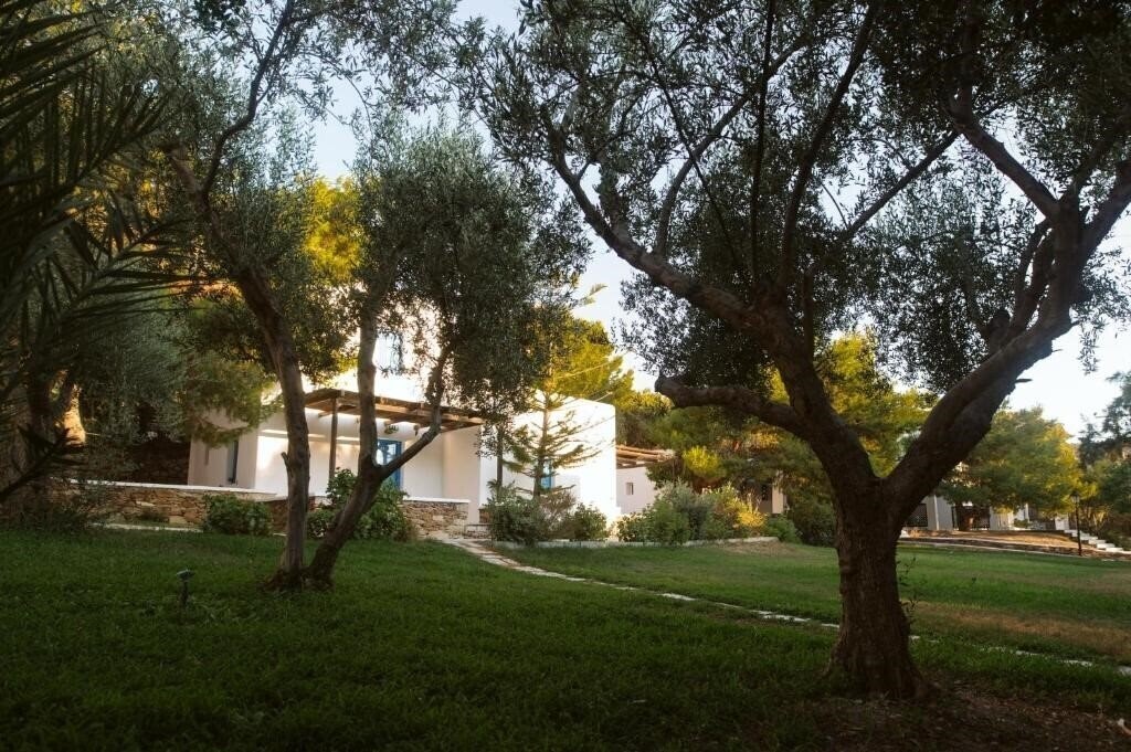 Панорама Far Out Village 4*