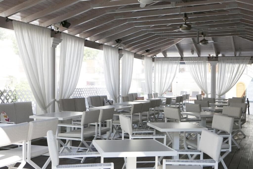 Апартаменти Rezi Hotel 3*