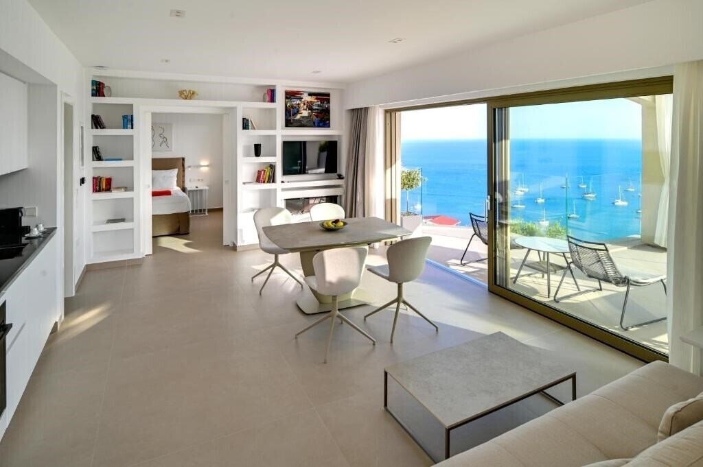 Панорама Livinghome Suites 5*