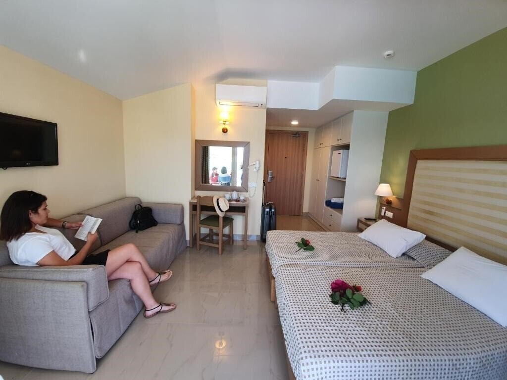 Панорама Dolfin Hotel 3*