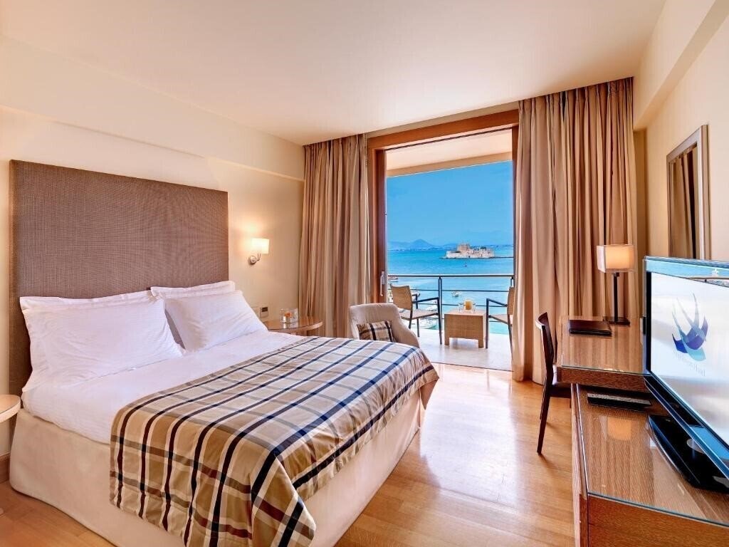 Територія Amphitryon Hotel 5*