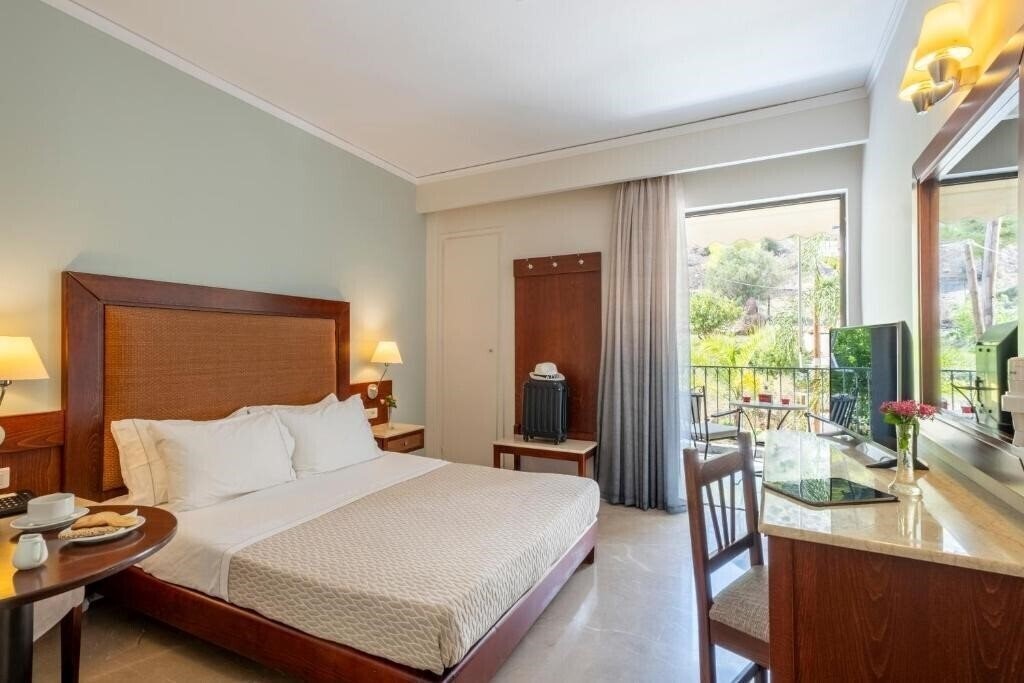 Територія John & George Hotel 3*