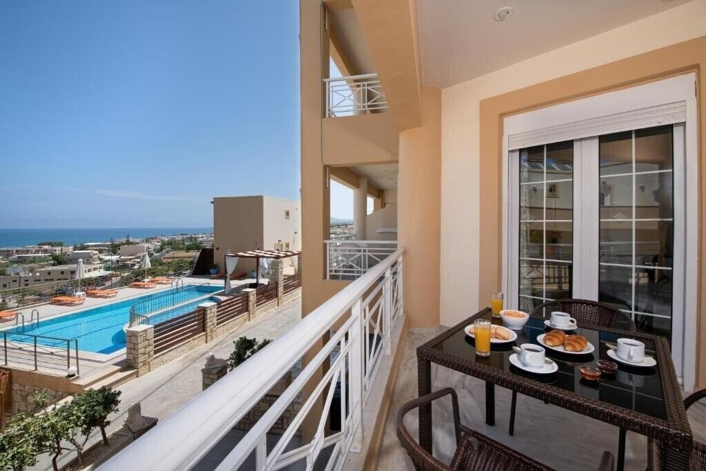 Панорама Sunrise Studios & Apartments 3*