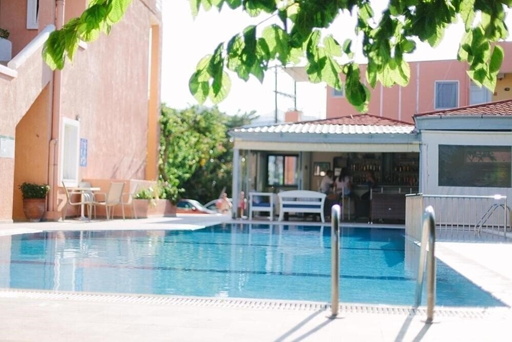 Территория Ormos Atalia Aparthotel 3*