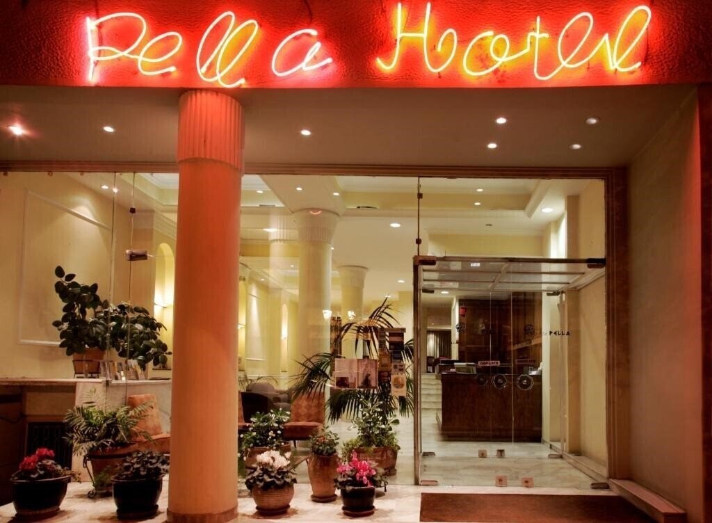 Территория Pella Hotel 2*
