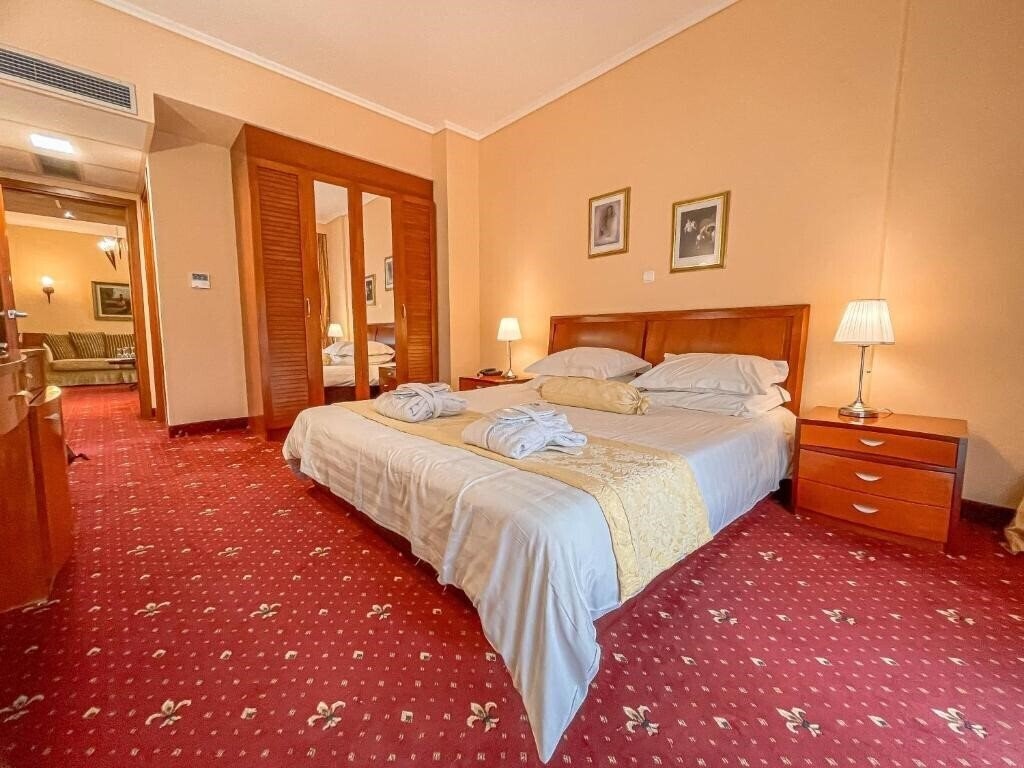 Панорама Ambassador Hotel 3*