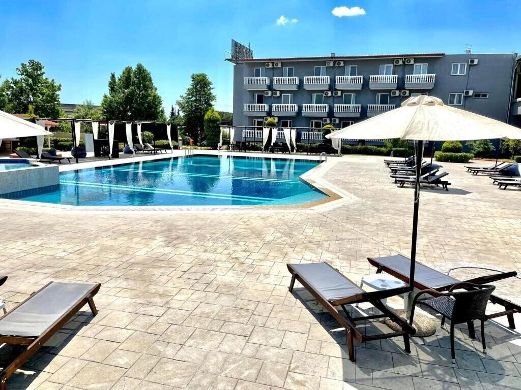 Территория Kornilios Palace Thessaloniki 4*