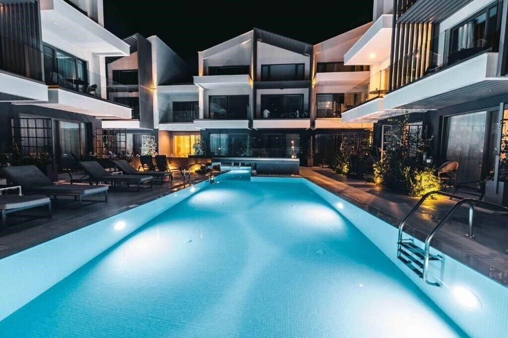 Отель Serenity Suites 4*