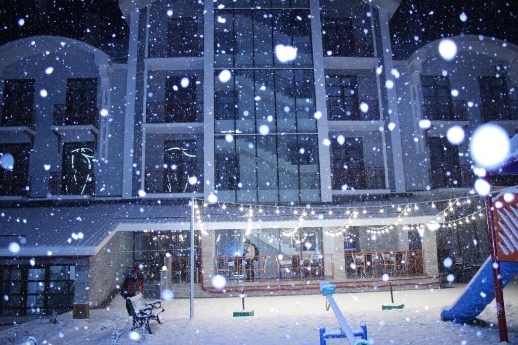 Апартаменти Three Penguins Hotel 4*