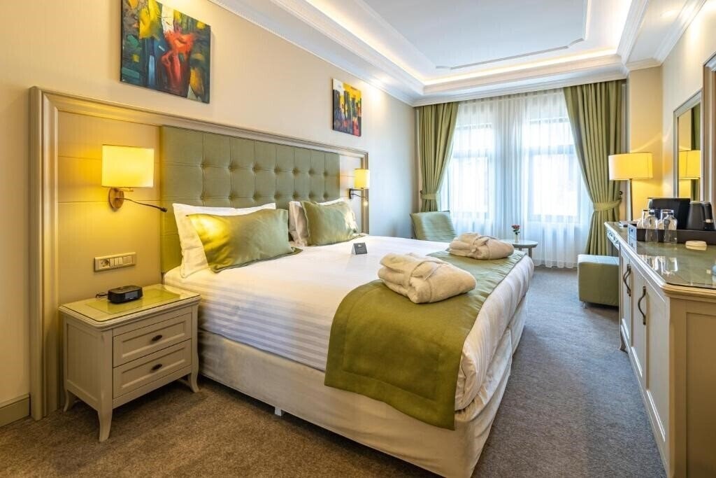 Панорама Hotel London 1889 (ex. Divan Suites) 5*