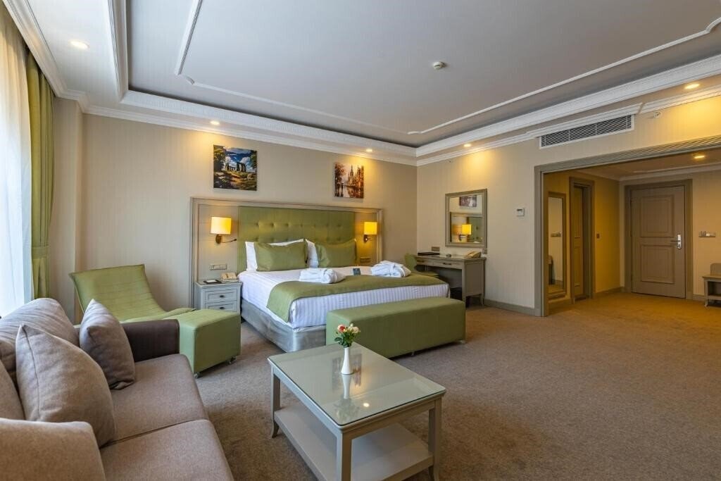 Вид Hotel London 1889 (ex. Divan Suites) 5*