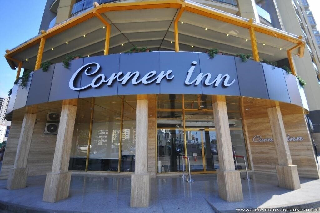 Панорама Corner Inn Hotel 4*