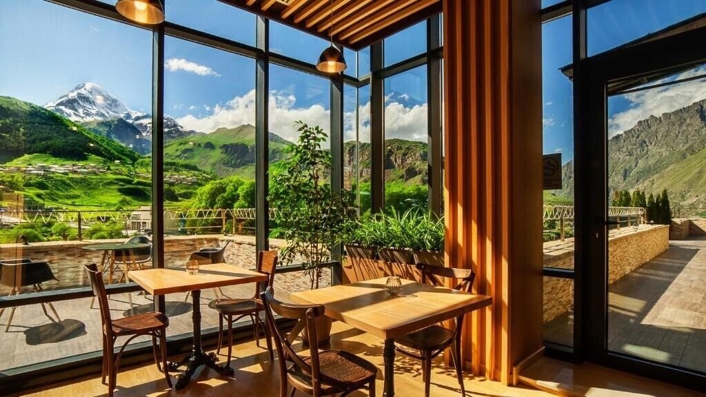 Територія Porta Caucasia Kazbegi 4*