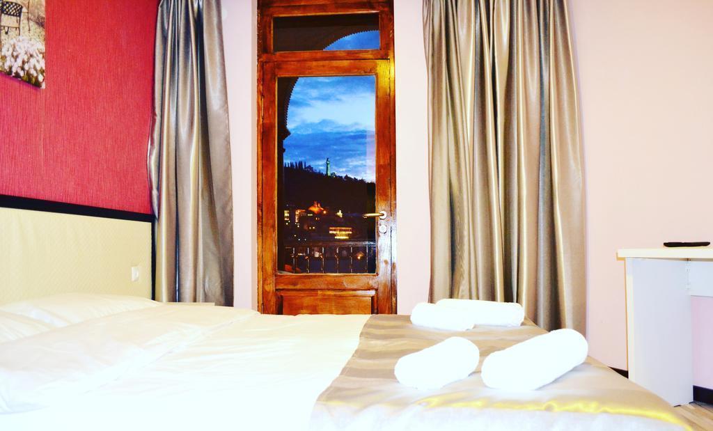 Территория Tiflis Metekhi Hotel 3*