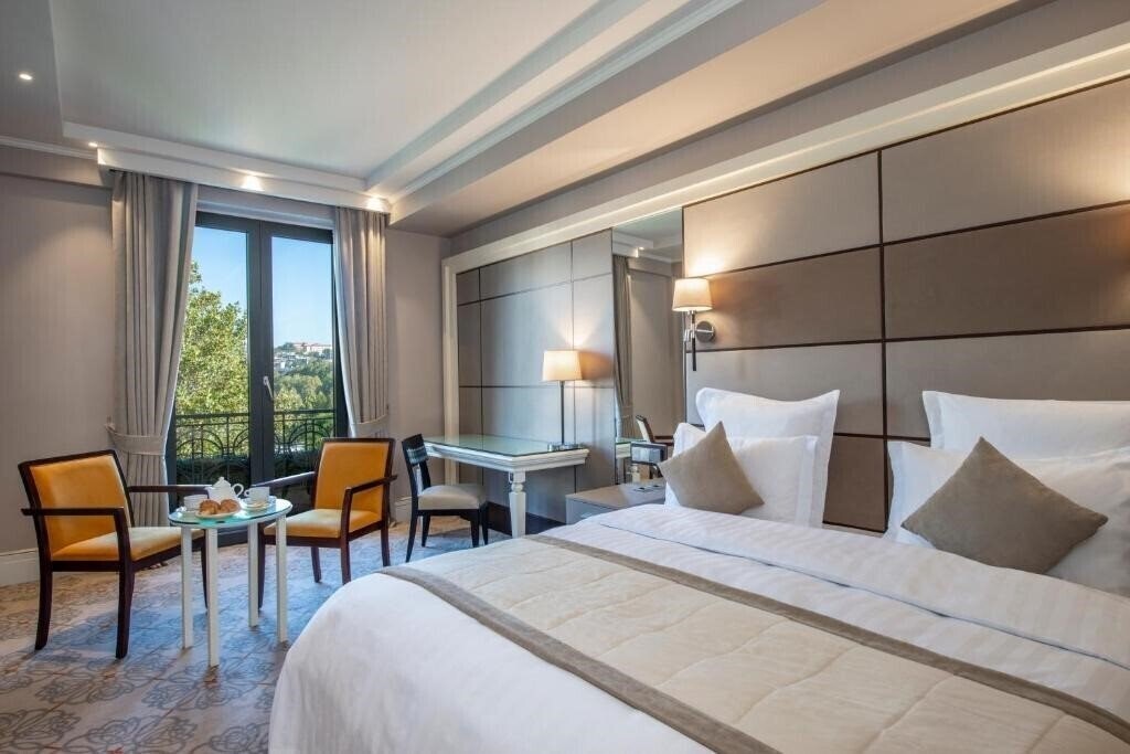 Територія Ambassadori Hotel Tbilisi 5*