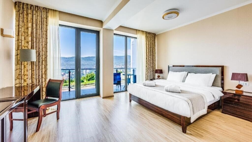 Отель Lisi Hills Hotel 3*