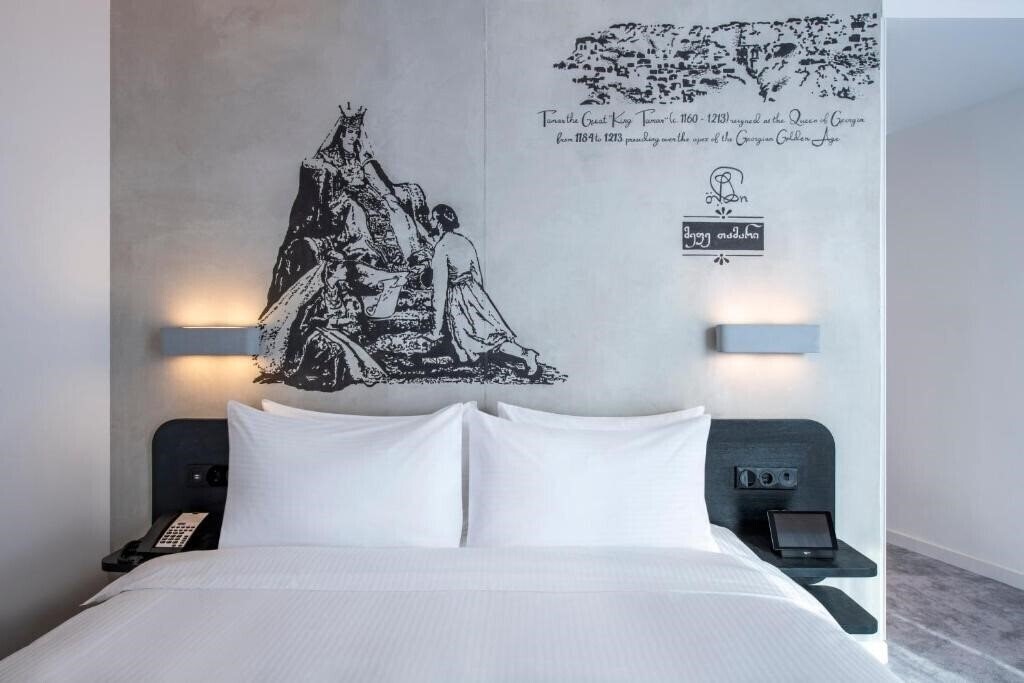 Территория Golden Tulip Design Tbilisi Hotel 4*