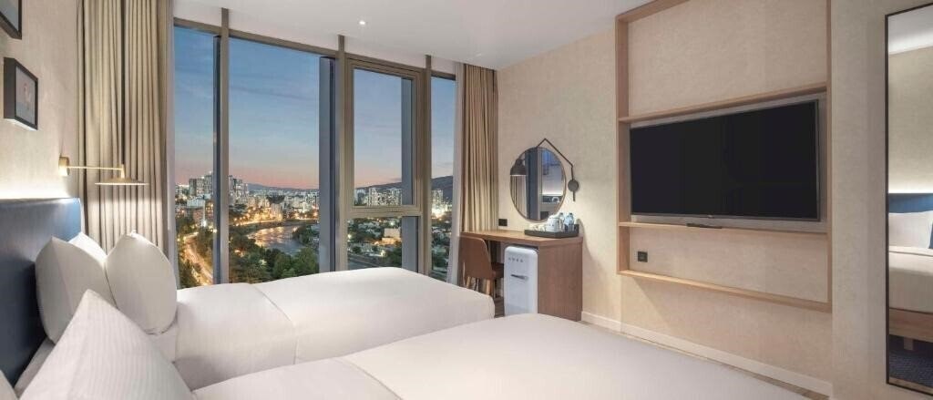 Фотографія Hilton Garden Inn Tbilisi Riverview 4*