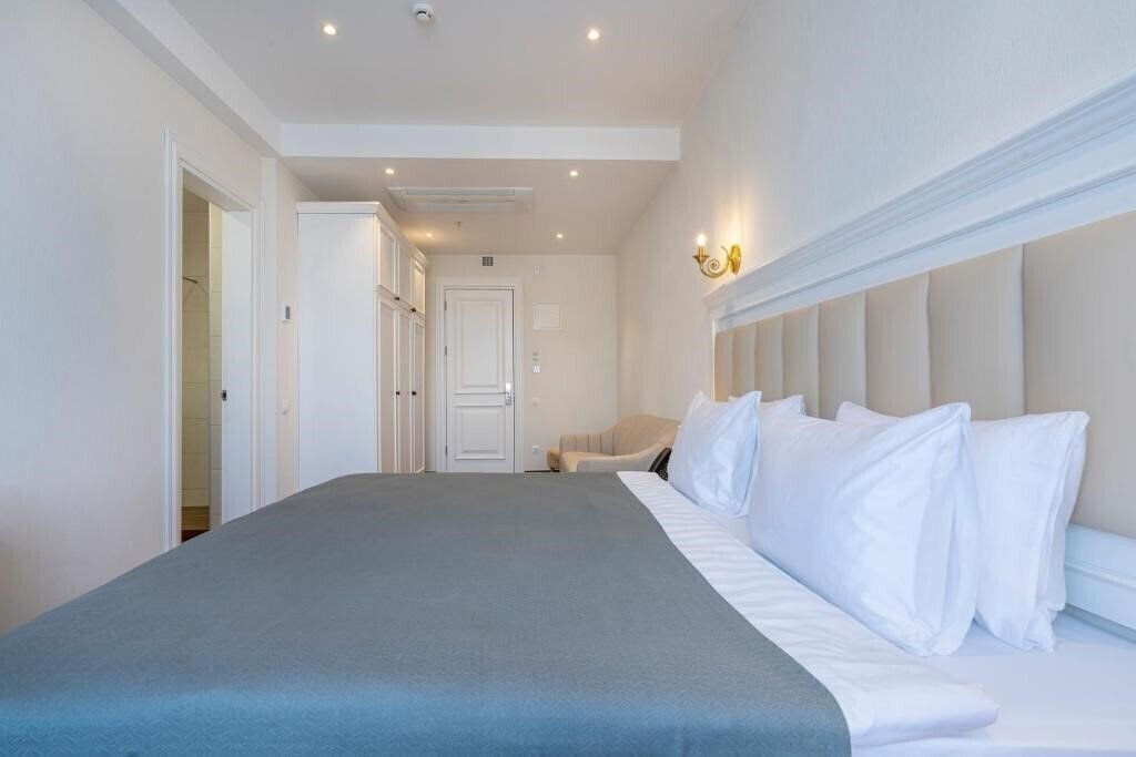 Апартаменты Iris Hotel 4*