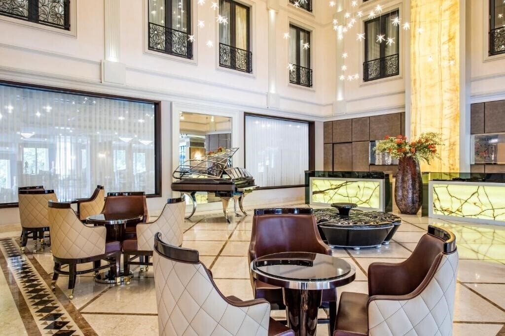 Апартаменти Ambassador Hotel 4*