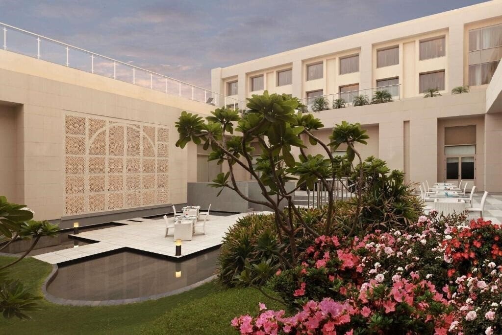Територія Doubletree By Hilton Agra 4*