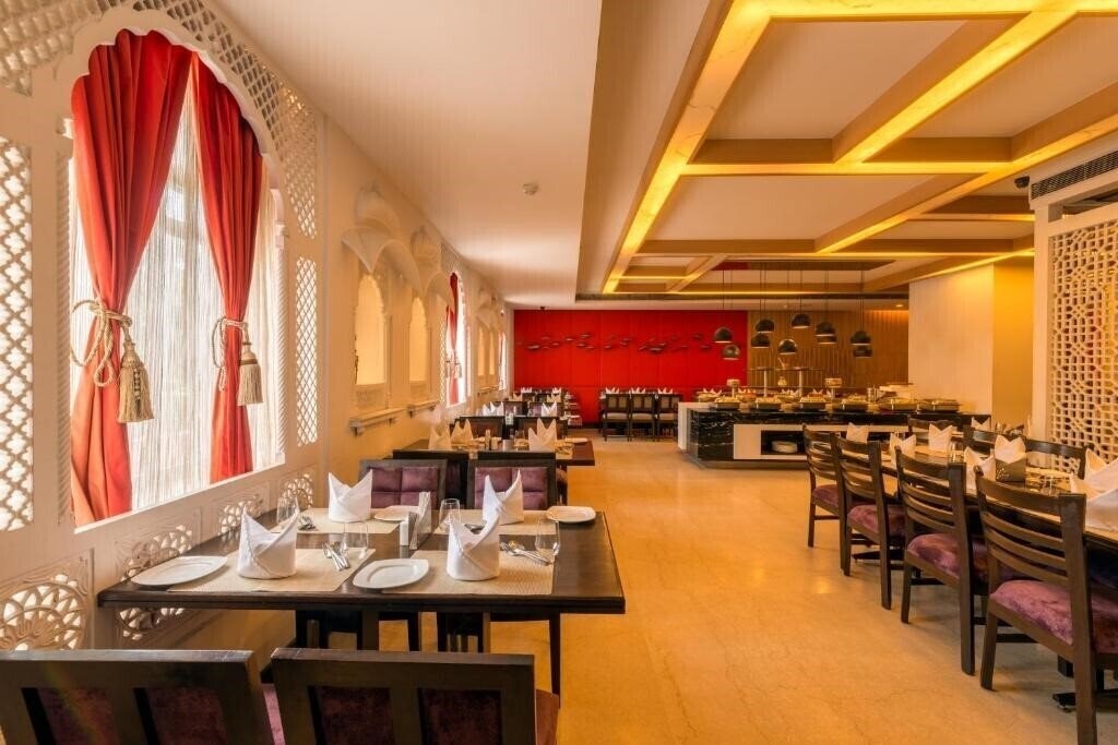 Территория Howard Plaza Agra 3*