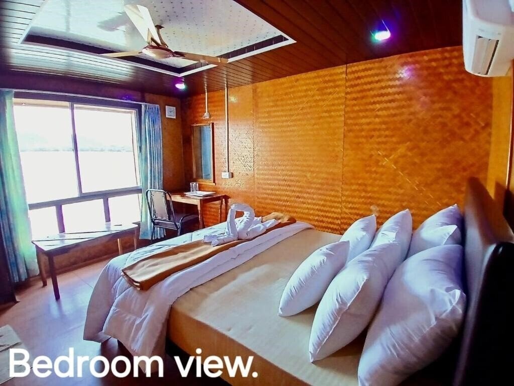 Панорама Aquaholic - A Floating Villa 3*