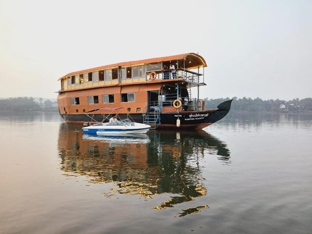 Готель Aquaholic - A Floating Villa 3*