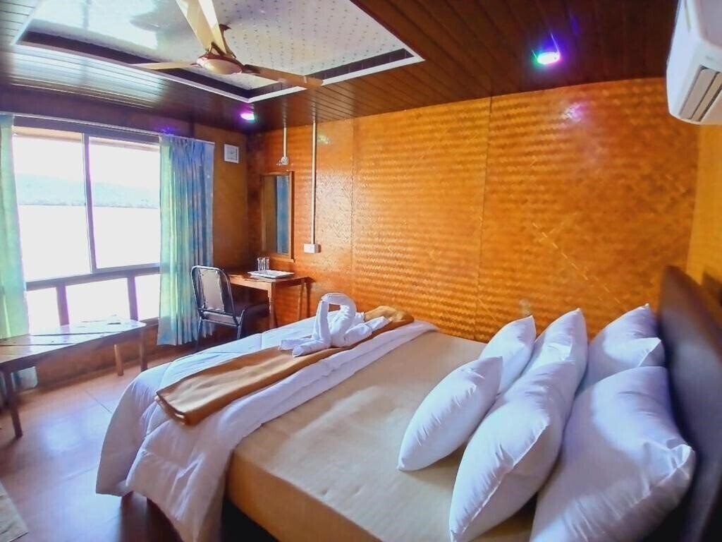 Картинка Aquaholic - A Floating Villa 3*